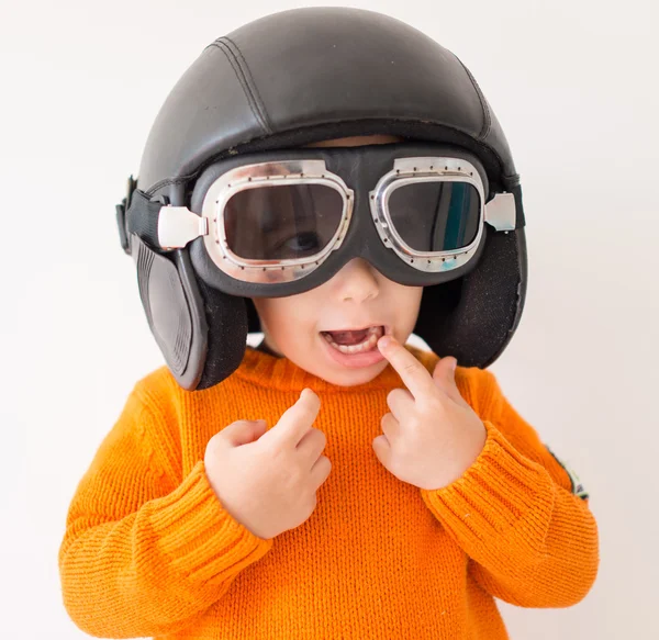 Pequeno garoto bonito com chapéu piloto — Fotografia de Stock