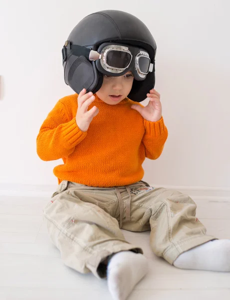 Liten unge med pilot hatt — Stockfoto