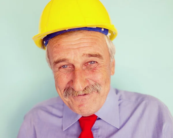 Счастливый улыбающийся старший архитектор — стоковое фото