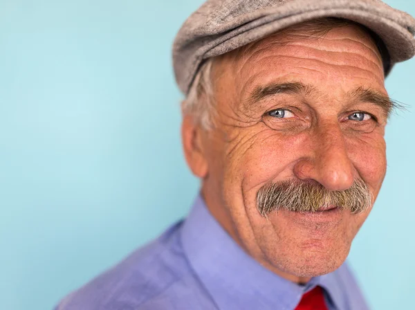 Portret van een volwassen man van lachende en vol vertrouwen — Stockfoto