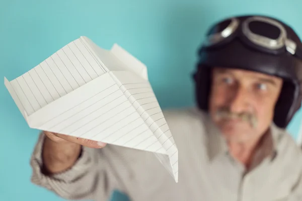 Envelhecido engraçado homem como um piloto — Fotografia de Stock