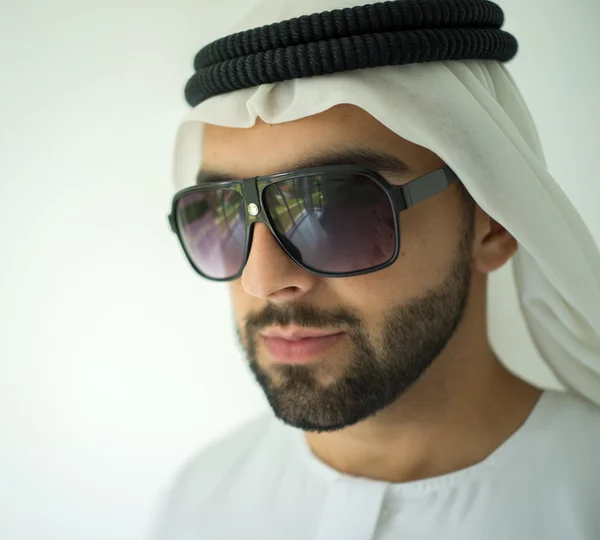 Arabo giovane uomo d'affari posa — Foto Stock