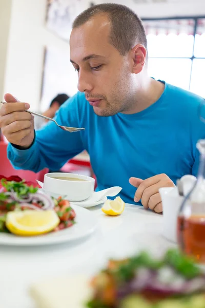 在餐厅吃午餐的人 — 图库照片