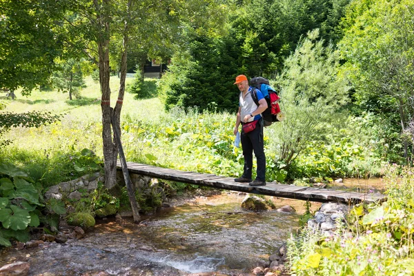 Joven excursionista con mochila — Foto de Stock