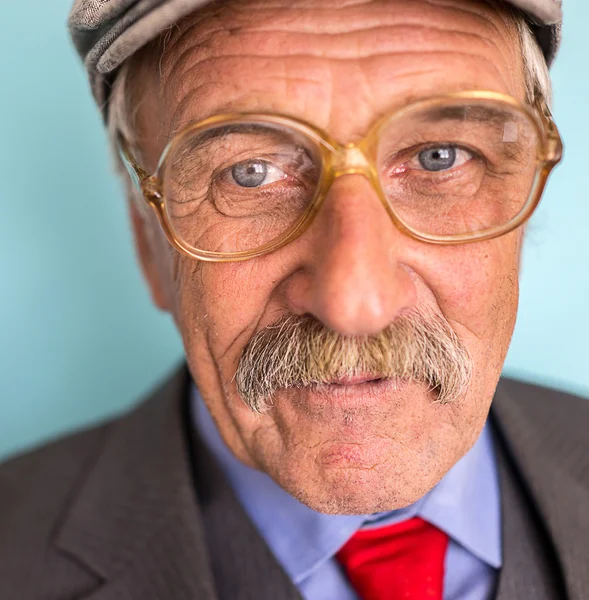 Portret van een volwassen man van lachende en vol vertrouwen — Stockfoto