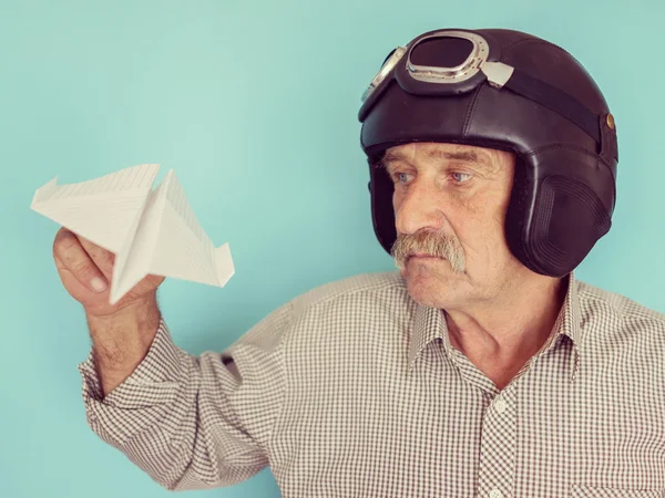 Envelhecido engraçado homem como um piloto — Fotografia de Stock