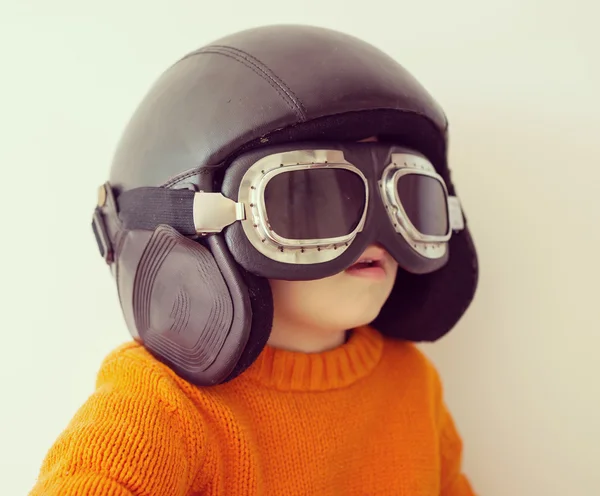 Niño pequeño con sombrero piloto — Foto de Stock