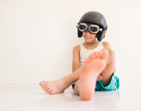 Klein kind met pilot hoed — Stockfoto