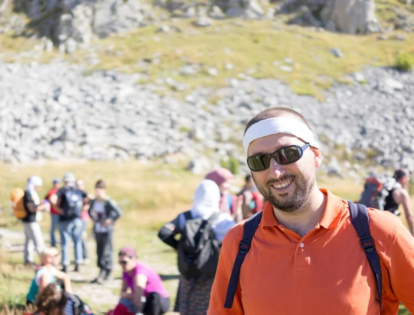 Joven excursionista con mochila y gafas de sol — Foto de Stock