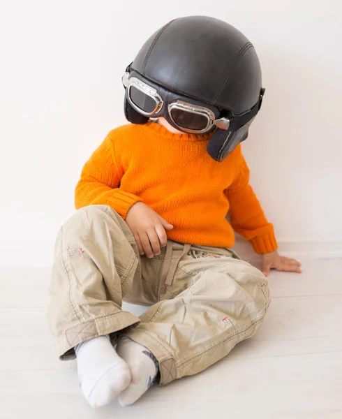 Piccolo bambino carino con cappello da pilota — Foto Stock