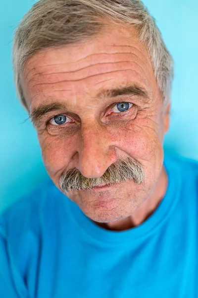 Portret van een volwassen man van lachende en vol vertrouwen — Stockfoto