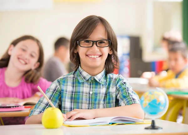 Niños teniendo lección —  Fotos de Stock