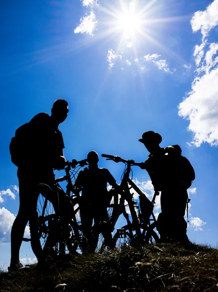 Fahrradgruppe bei Sonnenuntergang Himmel Hintergrund. — Stockfoto