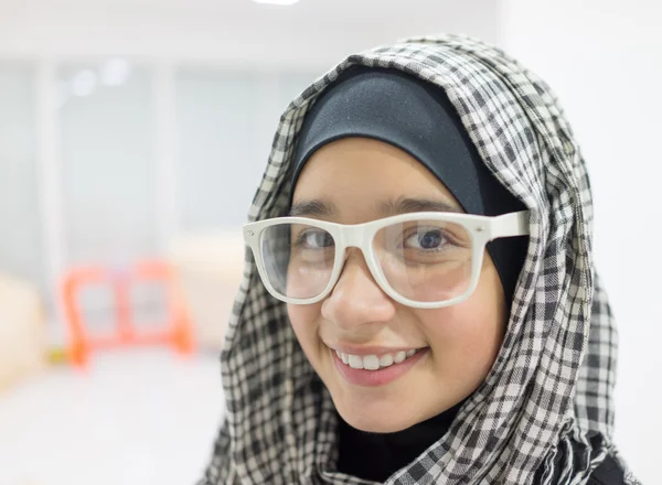 Retrato de bela menina árabe com hijab — Fotografia de Stock