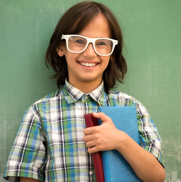 Menino da escola feliz posando — Fotografia de Stock