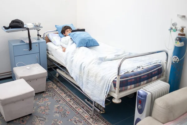 孩子在医院的病床上的病人 — 图库照片