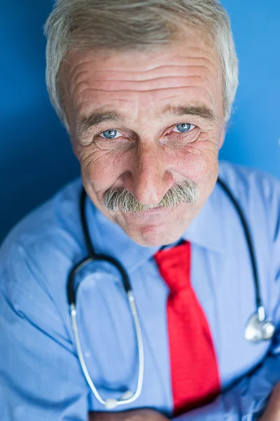 Retrato de un médico senior —  Fotos de Stock