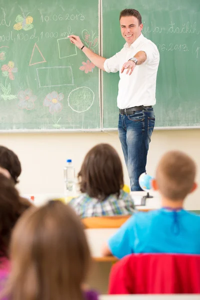 Leerkracht die met kinderen werken — Stockfoto