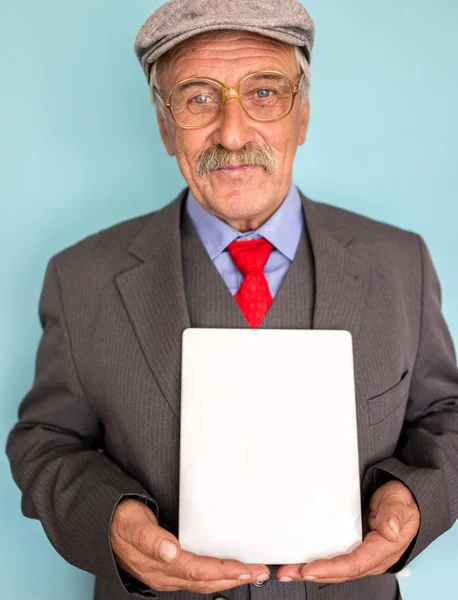 Ritratto di un uomo maturo sorridente e sicuro di sé — Foto Stock