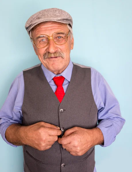 Gülümseyen ve kendinden emin bir olgun adam portresi