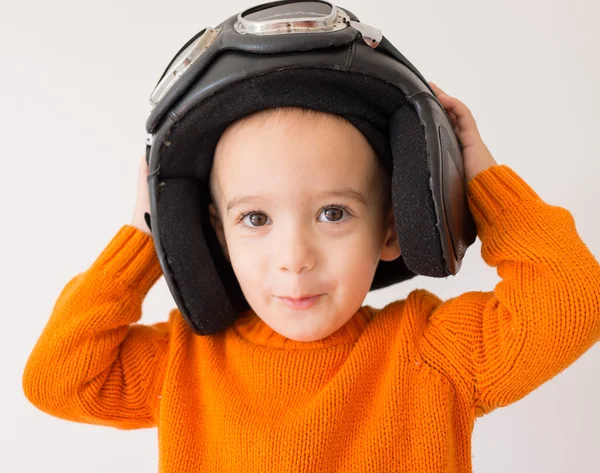 Pequeño niño lindo con sombrero de piloto — Foto de Stock