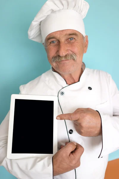 Chef de edad avanzada en uniforme de cocinero blanco — Foto de Stock