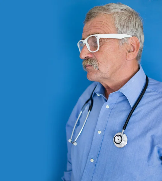 Retrato de un médico senior — Foto de Stock