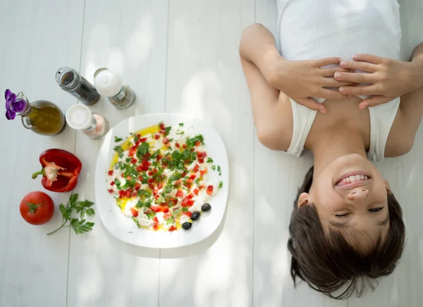 Piccolo ragazzo godendo estate cucina biologica — Foto Stock