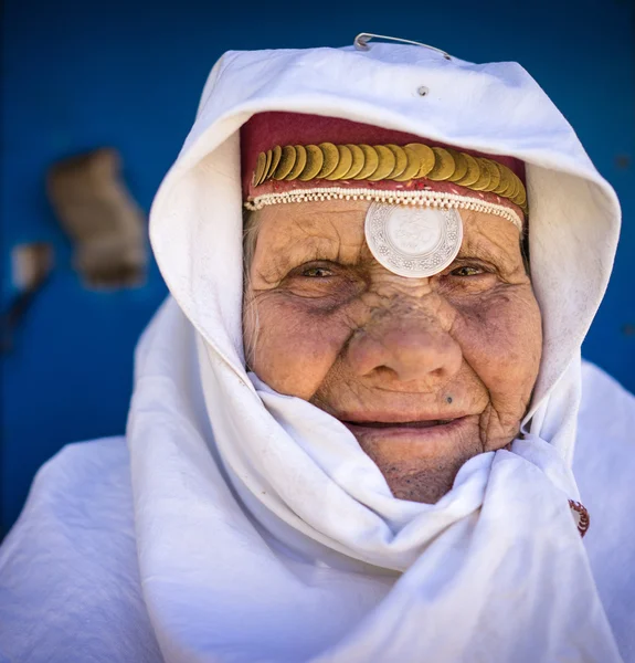 Herança tradicional muito antiga vestindo mulher posando — Fotografia de Stock