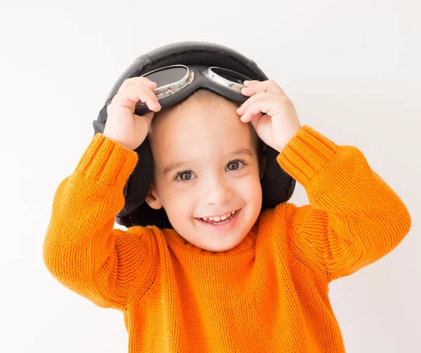 Piccolo bambino carino con cappello da pilota — Foto Stock