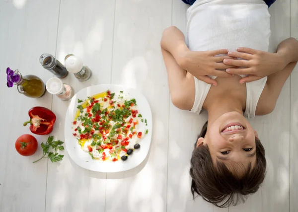 Piccolo ragazzo godendo estate cucina biologica — Foto Stock