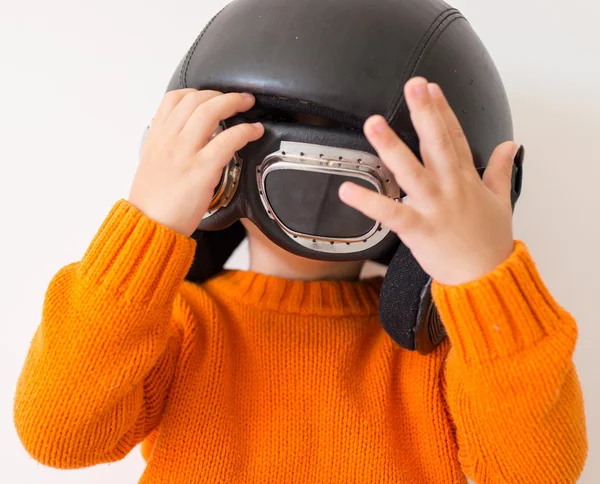 Pequeno garoto bonito com chapéu piloto — Fotografia de Stock