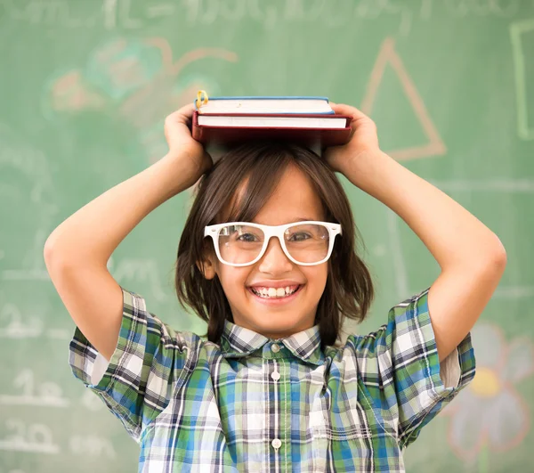 Niño de escuela feliz posando —  Fotos de Stock