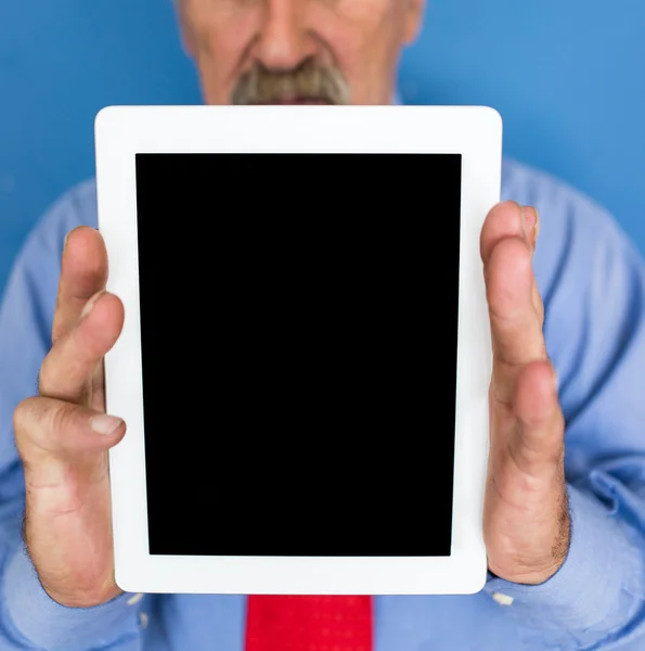 Senior zakenman bedrijf tablet — Stockfoto