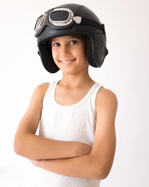 Pequeno garoto brincalhão bonito com chapéu piloto — Fotografia de Stock