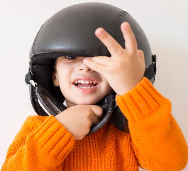 Liten unge med pilot hatt — Stockfoto