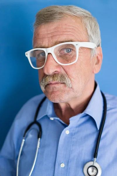 Retrato de um médico sênior — Fotografia de Stock