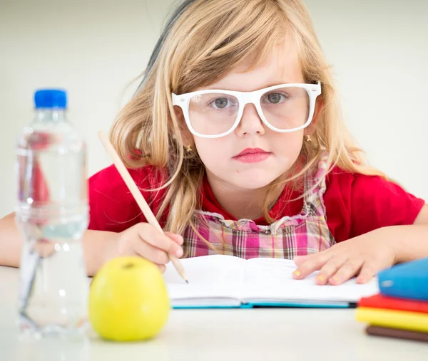 Schattig klein blonde school meisje — Stockfoto