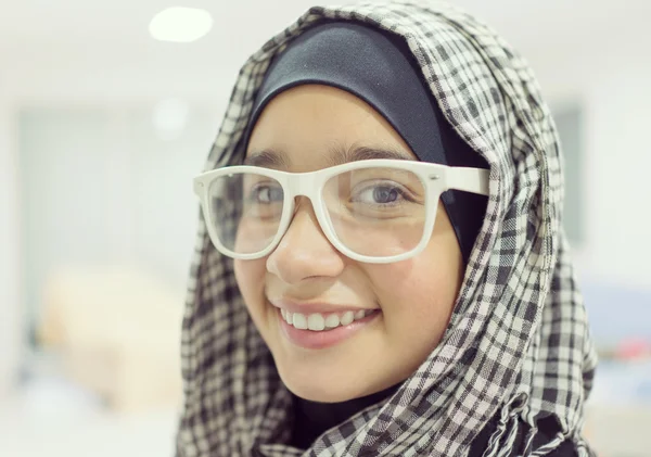 Retrato de bela menina árabe com hijab — Fotografia de Stock