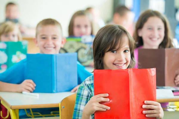 Enfants heureux apprenant — Photo