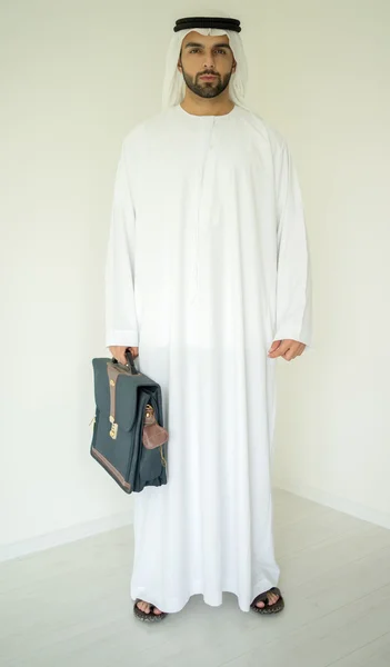 Arabiska ung affärsman poserar — Stockfoto