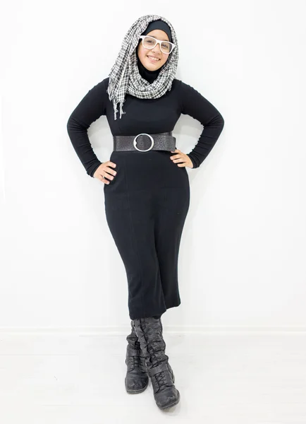Porträtt av vackra arabiska flicka med hijab — Stockfoto