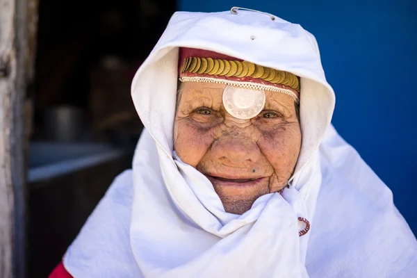 Sehr altes traditionelles Erbe tragende Frau posiert — Stockfoto