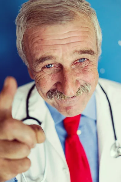 Retrato de um médico sênior — Fotografia de Stock