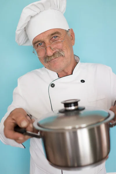 Пожилой повар в форме — стоковое фото