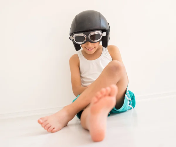 Niño pequeño con sombrero piloto —  Fotos de Stock