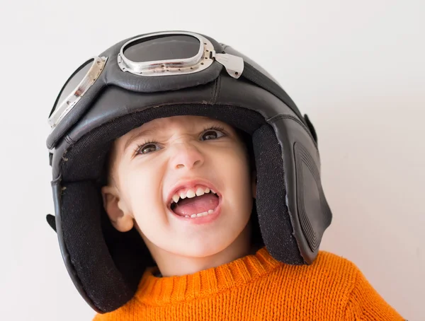Pequeno garoto bonito com chapéu piloto — Fotografia de Stock
