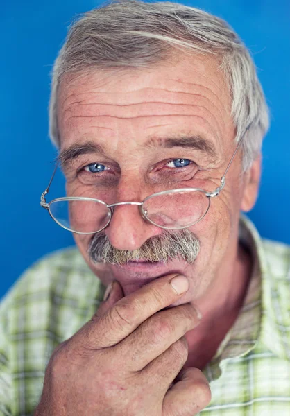 Olgun iyi görünümlü adam