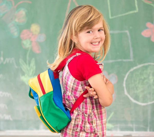 Söt liten blond skolflicka — Stockfoto