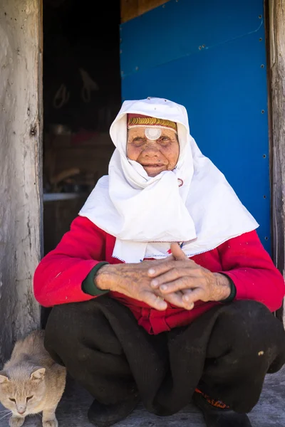 Très vieille femme en vêtements traditionnels — Photo